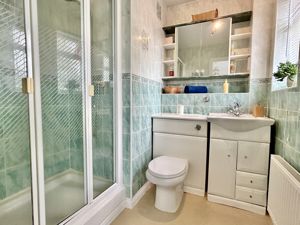 Master En-suite- click for photo gallery